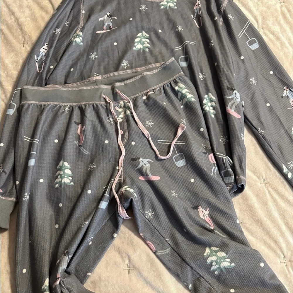 Cozy Gray Women’s Pajamas with Winter Skiing Print